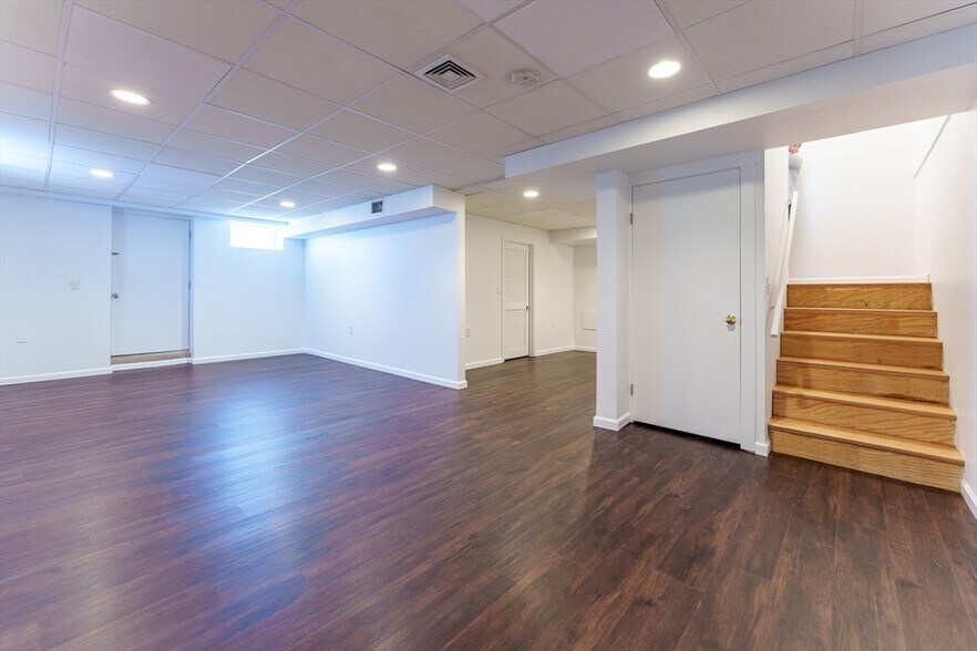 Building Photo - 3 Lauriat Pl