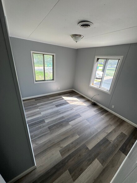Building Photo - 111 St James Ln