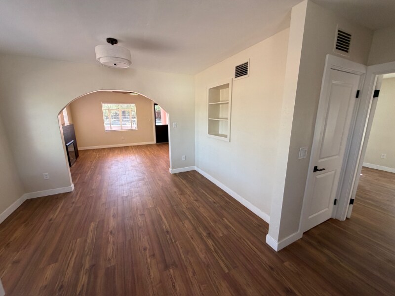 Building Photo - 1827 E Linden St