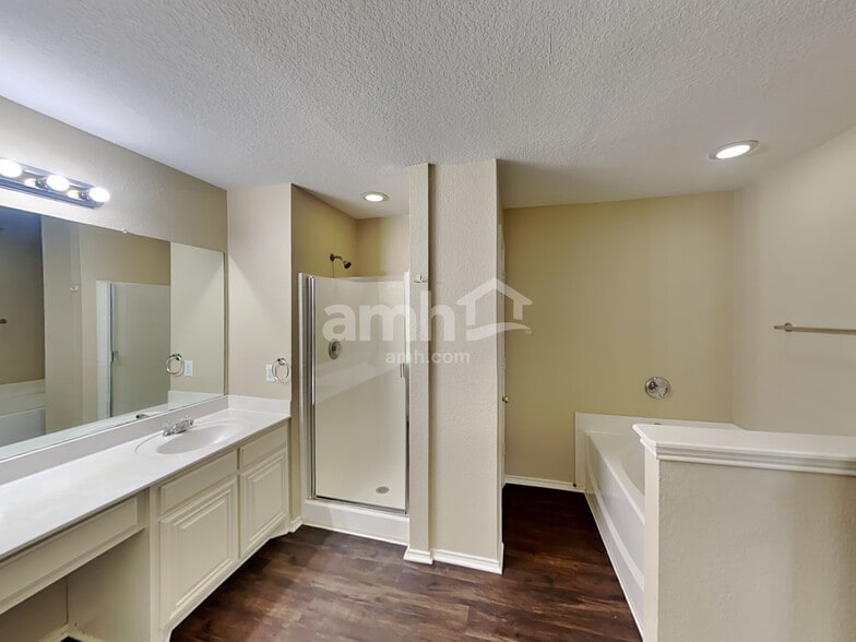 Building Photo - 511 Point Vly