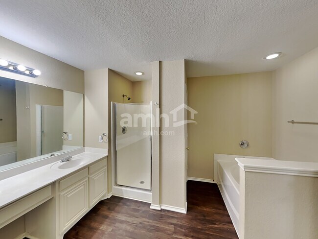 Building Photo - 511 Point Vly