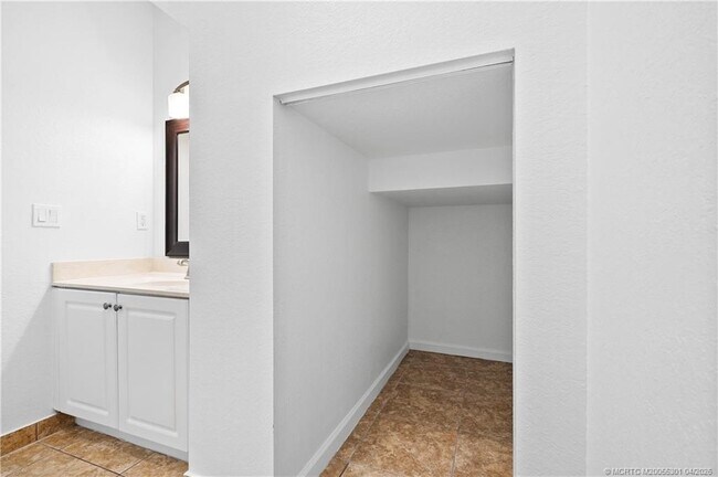 Building Photo - 2736 SW Butterfly Ln