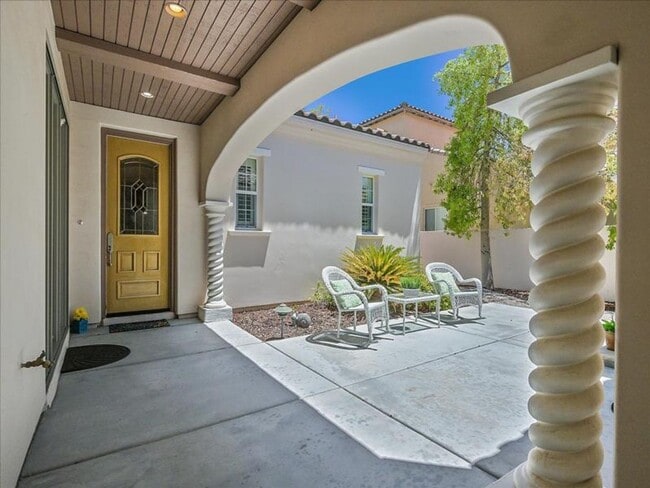 Building Photo - Luxury living in guard gated Resort Villas...