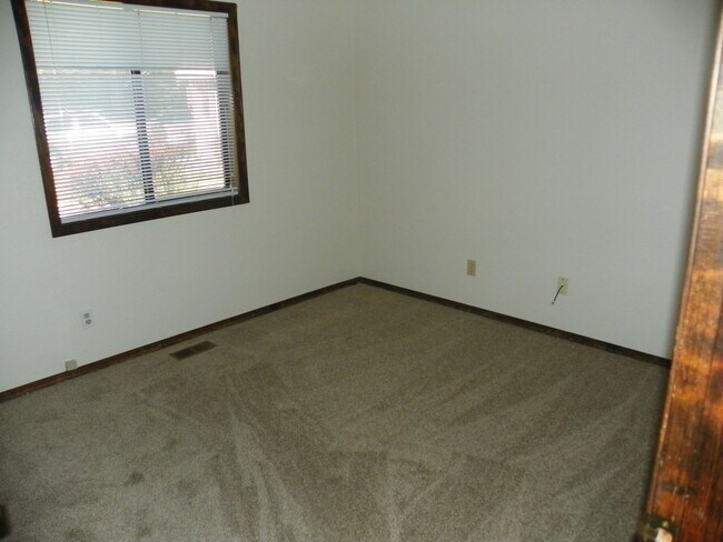 Building Photo - Eastside House, 3 Bdrm, 2 Bath, Gas Heat, ...