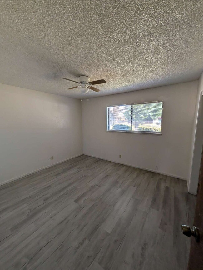 Building Photo - Charming 2-Bedroom Retreat in Visalia's Heart!