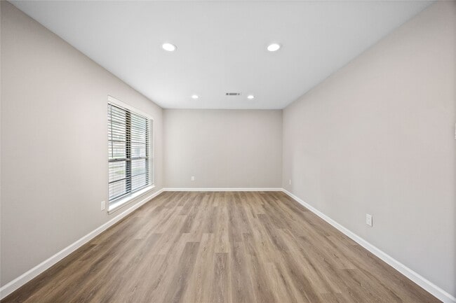 Building Photo - 8826 Tanager St