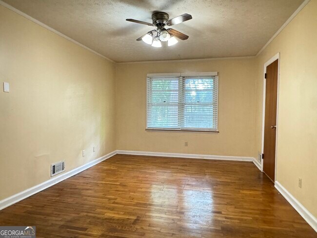 Building Photo - 222 Pineview Dr