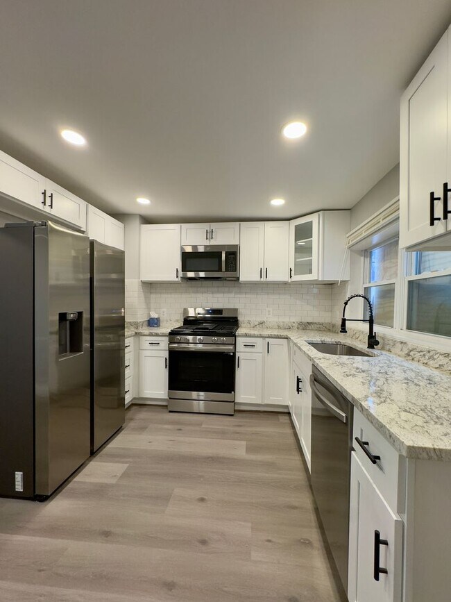 Building Photo - Fully-Renovated 3 Bedroom/2.5 Bathroom with In-Unit Laundry near Highlandtown, Baltimore, MD!