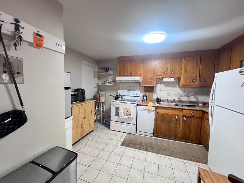 Building Photo - 35 Montvale Ave