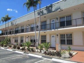 Building Photo - 405 N Cypress Dr