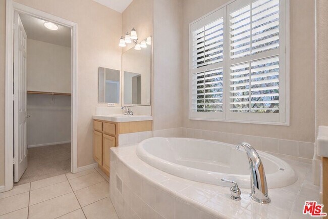 Building Photo - 37 Shoreline Dr