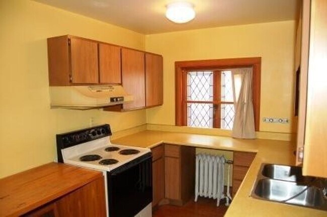 Building Photo - The Lamp House - 4 Br., 3 Bath Home  Available 8/15/2026-8/14/2027