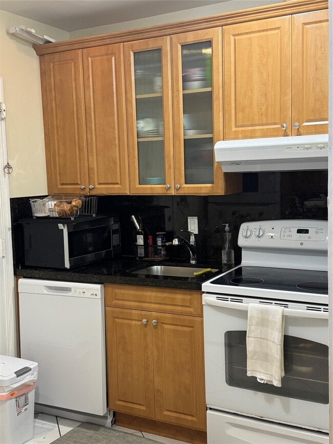 Building Photo - 2220 NE 68th St