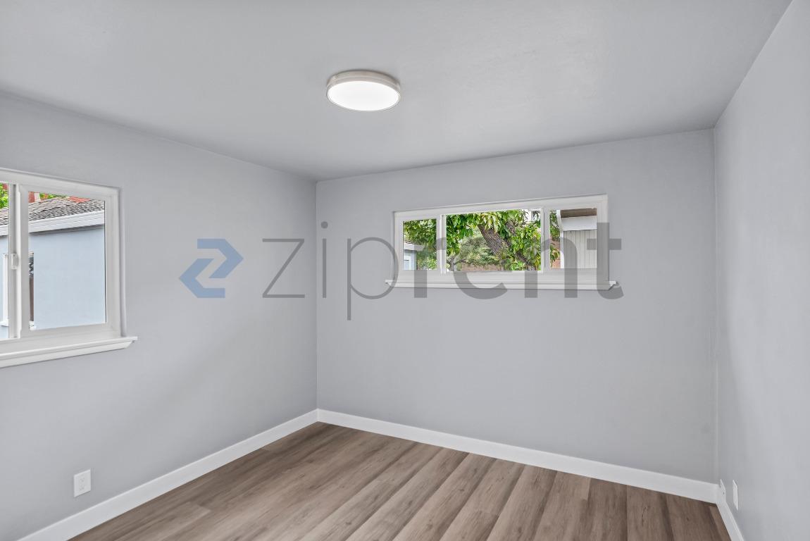 Building Photo - 743 Miller St