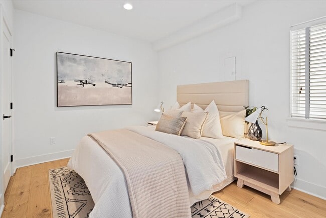 Building Photo - Bright & Charming 2bed/2bath Townhome in P...