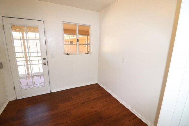 Building Photo - 3 Bedroom 2 Bathroom