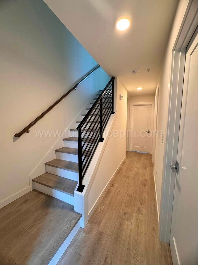 Building Photo - Modern Live/Work Northgate Townhome w/ Rooftop Deck, Luxury Bosch Kitchen & Dual Suites