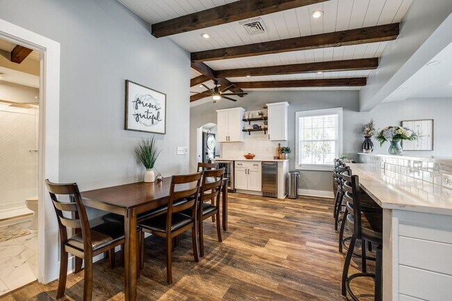 Building Photo - Beautiful Short term 2 bedroom 2 bath full...