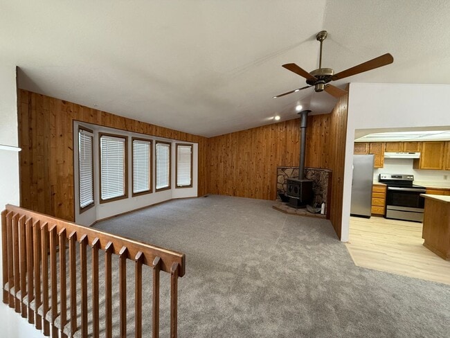 Building Photo - Charming Eagle River Split-Level – Mountai...