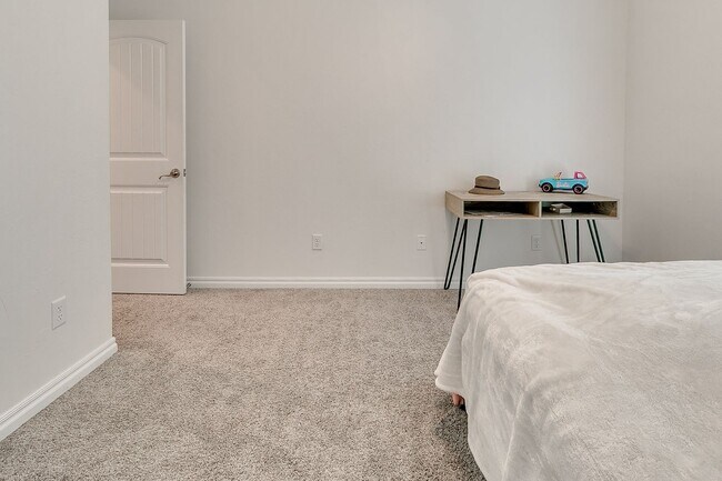 Building Photo - 3 Bed, 2 Bath Home with Bonus Office and  ...
