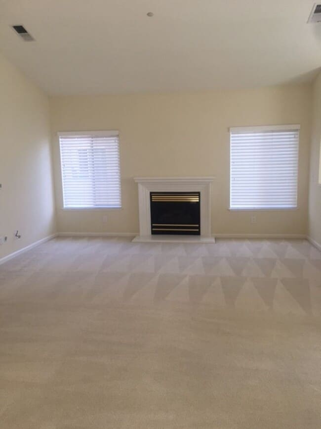 Building Photo - Outstanding 2 bd 2 bth Condo in prime Plea...