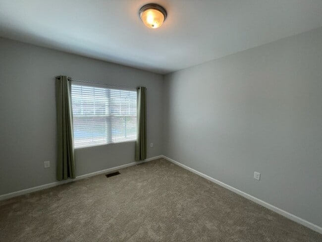 Building Photo - MOVE IN READY! Amazing end-unit townhome
