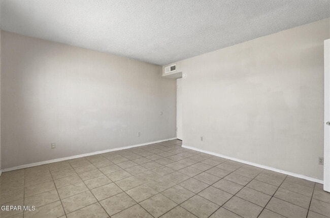 Building Photo - 2918 E Glen Dr