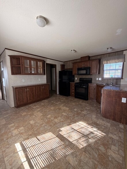 Building Photo - 220 Lakeshore Cir