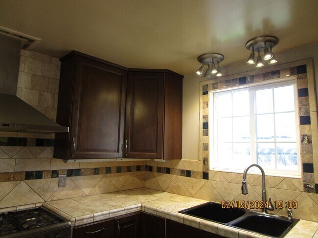 Building Photo - East Bakersfield Ready to Move In House wi...