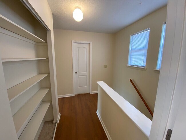 Building Photo - 449 Hickory Hill Dr