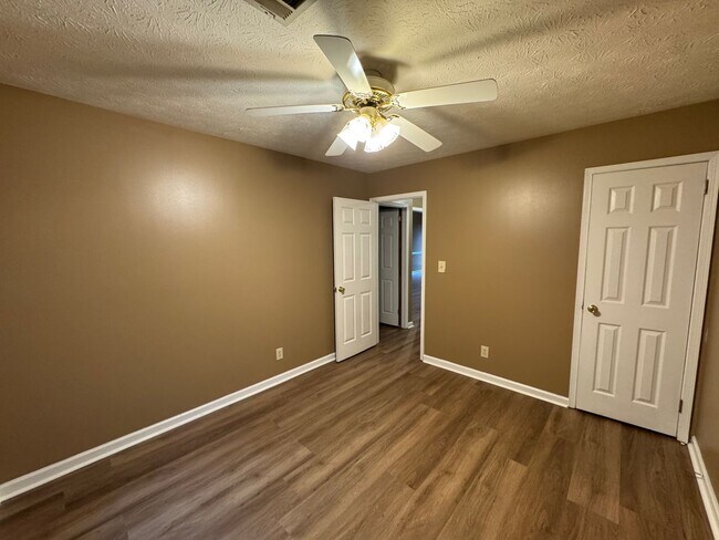Building Photo - Attached Single Level 3 bedroom 2 bath