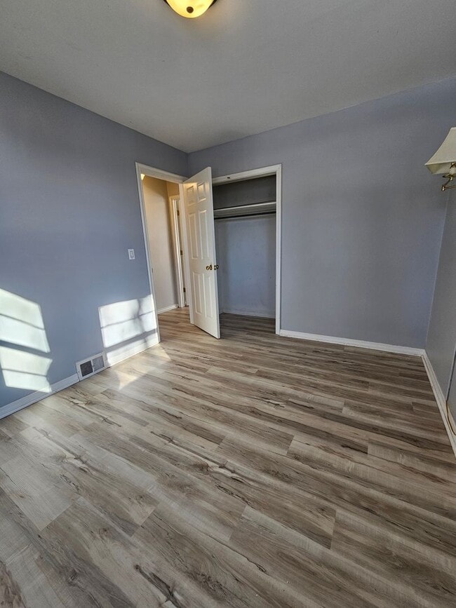 Building Photo - 2 BED | 1 BATH | SINGLE-LEVEL HOME | WEST