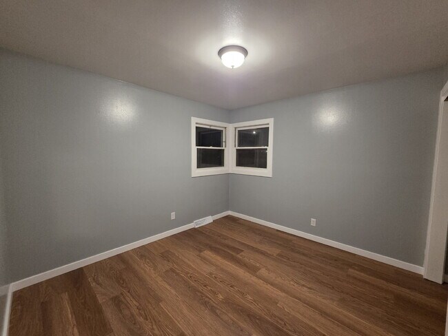 Building Photo - Cosmetically refreshed 3 Bedroom Lower Centrally located near State Fair!