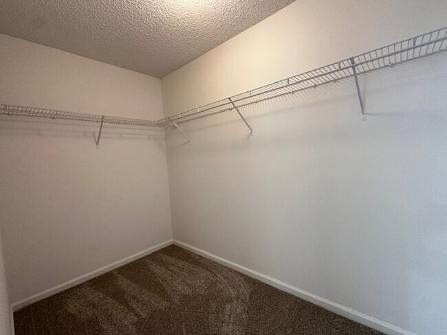 Building Photo - Close to Shopping, Restaurants, Schools & Beach!