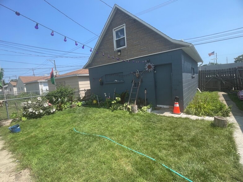 Building Photo - 7321 S Artesian Ave