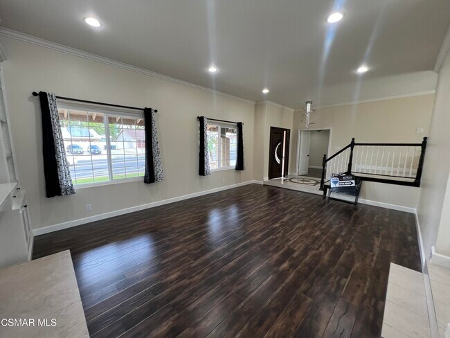 Building Photo - 334 W Avenida De Las Flores