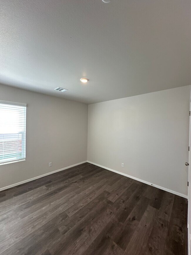 Building Photo - NOW PRELEASING! — Cozy 3 Bed, 2 Bath Home in Red Plains!