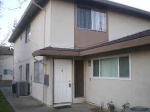 Building Photo - Great Looking 2bd / 1bth 2 Story Condo!
