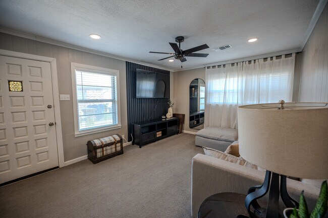 Building Photo - 505 Cypress Dr