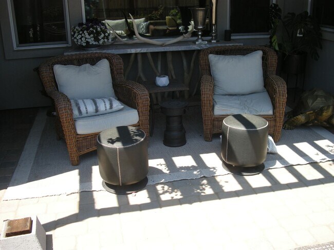 Building Photo - Fully Furnished Four Bedroom, Three Bath H...