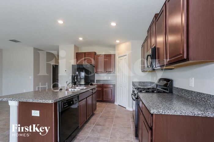 Building Photo - 5050 White Chicory Dr
