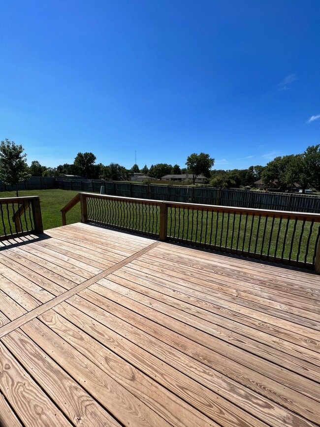 Building Photo - Available Now – Spacious 4 Bedroom / 3 Bat...