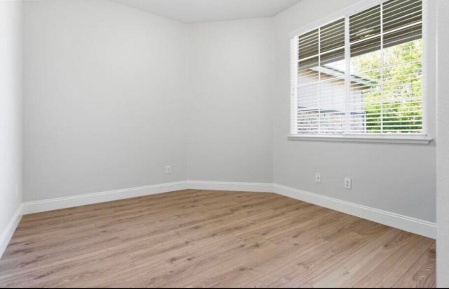 Building Photo - 3042 Barranca Dr