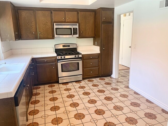 Building Photo - Five Bedroom Single Family Home in Irvine!