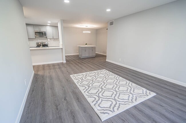 Building Photo - Fully Remodeled 2 Bedroom Condo for Rent in Valencia!