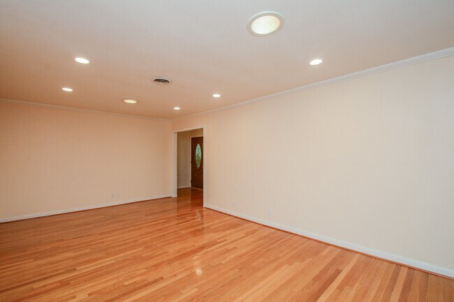 Building Photo - 3018 Conway St