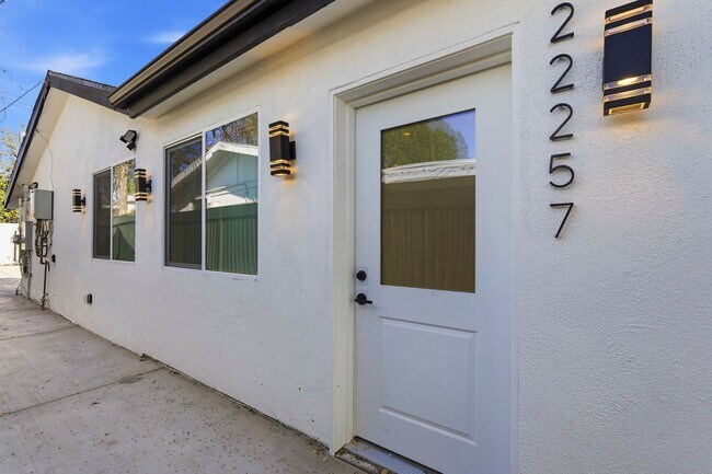 Building Photo - Luxury Newly Built 2 Bed, 2 Bath Home with Private Yard, Walk-In Closets & High-End Bespoke Kitchen