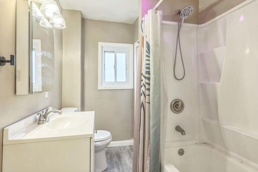 Building Photo - 2318 Eccles St