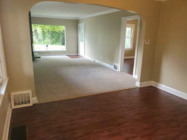 Building Photo - Three Bedroom Two Bathroom Three Fireplaces