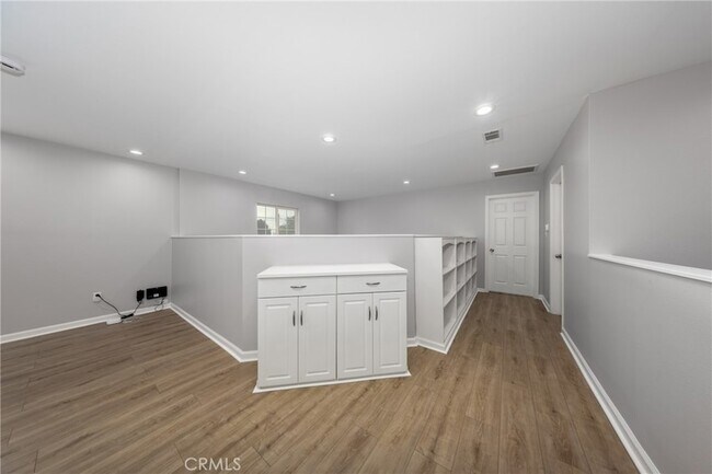 Building Photo - 642 N 6th Ave